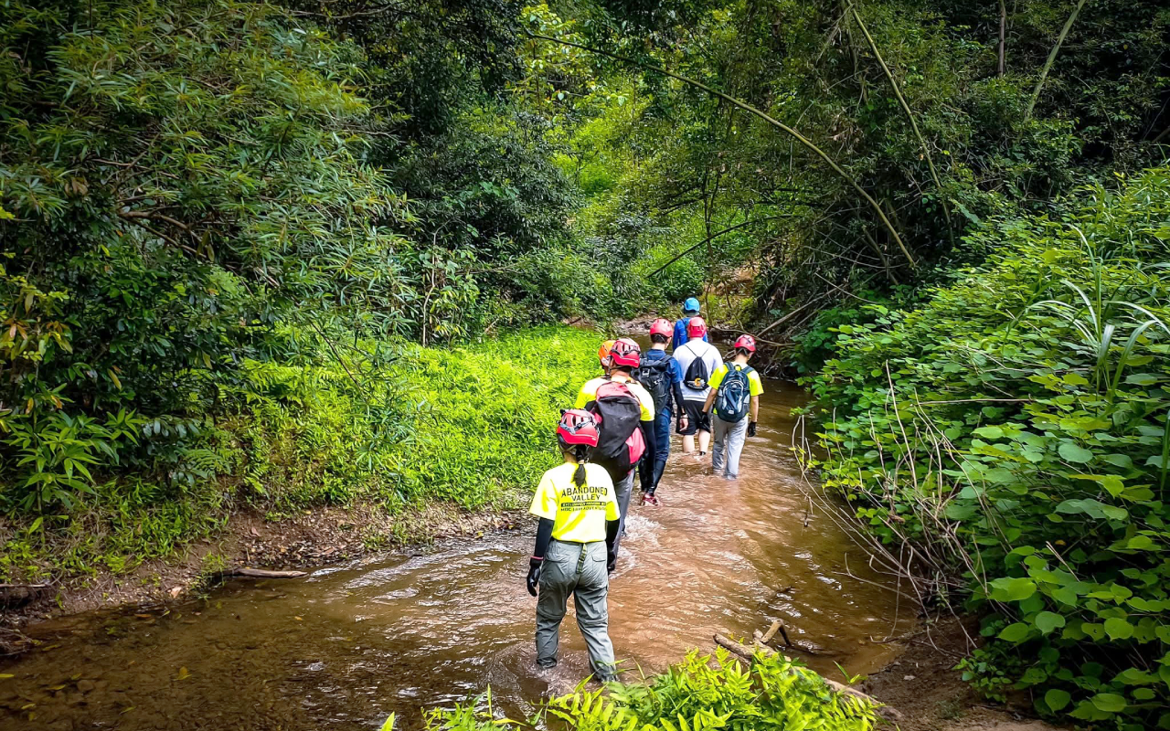 Trekking E Cave in Phong Nha